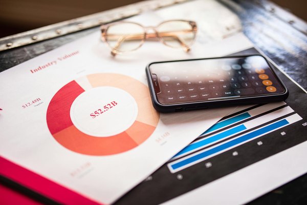 What innovations are driving the growth of e-commerce in the UK?